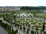 Versailles die Gärten mit der Orangerie und Springbrunnen.
